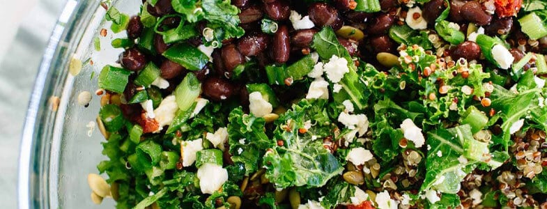 Menu végétarien|Salade de quinoa, haricots rouges et chou kale