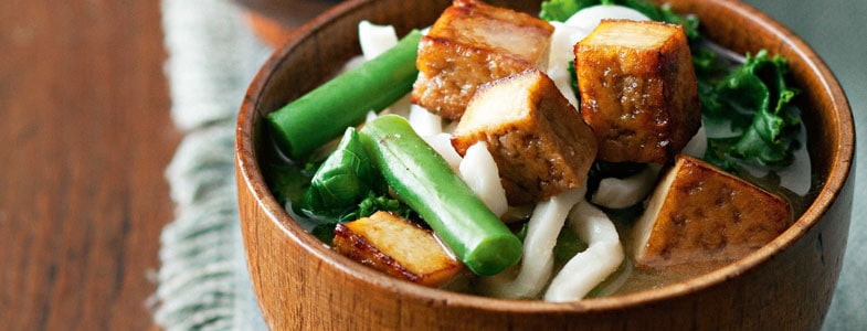 Menu végétarien|Soupe Miso, haricots verts, kale et tofu grillé