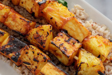 recette-vegetarienne-brochettes-tofu-ananas