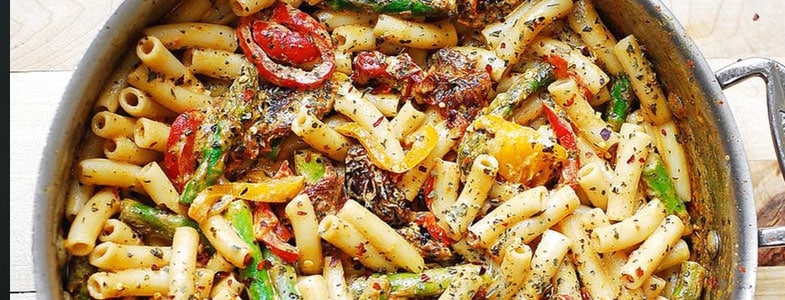 recette-vegetarienne-macaroni-asperges-poivrons-tomates-sechees