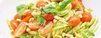 recette-vegetarienne-nouilles-courgette-tomates-pignon