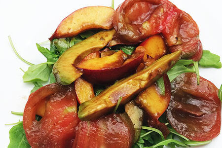 recette-vegetarienne-salade-tomates-nectarines-roquette