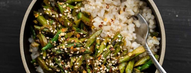 recette-vegetarienne-riz-asperges-sautees-sauce-miso-sesame