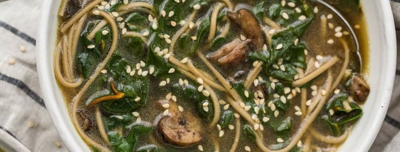 recette-vegetarienne-soupe-nouilles-soba-blettes-champignon