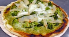 recette-vegetarienne-pizza-brocoli-poires