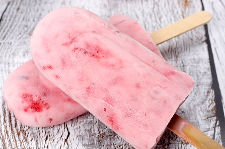 recette-vegetarienne-dessert-glace-fraises-yaourt