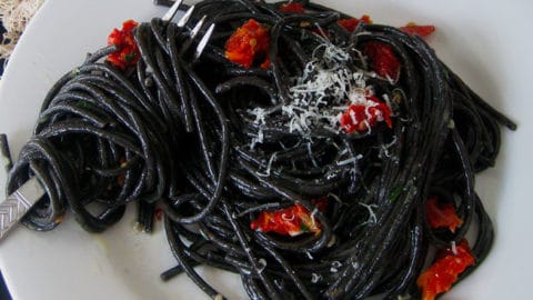 recette-vegetarienne-spaghettis-noirs-tomates-sechees