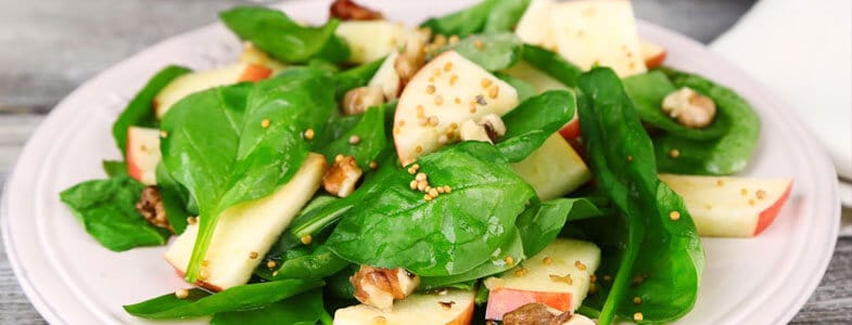Menu végétarien | Salade de pousses d'épinards, pommes et noix