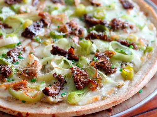 recette-vegetarienne-pizza-morilles-poireaux