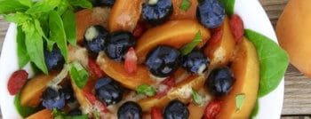 recette-vegetarienne-salade-abricots-myrtilles