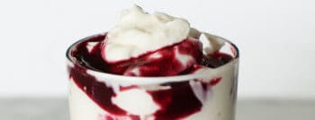 recette-vegetarienne-fromage-blanc-coulis-fruits-rouges