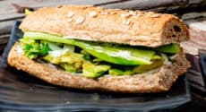 recette-vegetarienne-sandwich-concombre-avocat