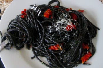 recette-vegetarienne-spaghettis-noirs-tomates-sechees