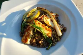 recette-vegetarienne-salade-mediterraneenne-halloumi