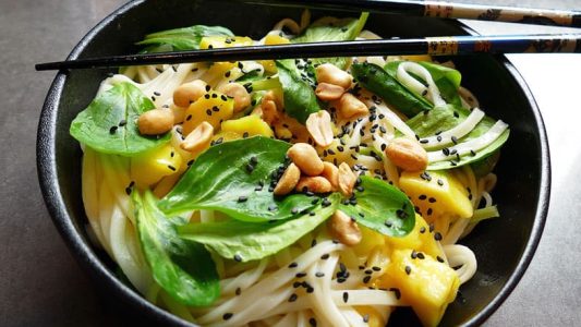 recette-vegetarienne-nouilles-udon-mangue