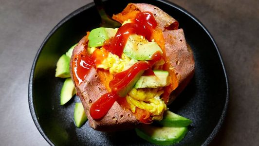 recette-vegetarienne-patate-douce-farcie-oeufs-brouilles